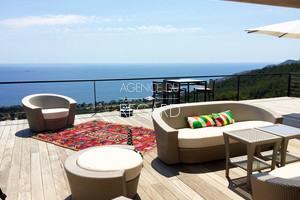 Contemporary villa with sea view in Carqueiranne