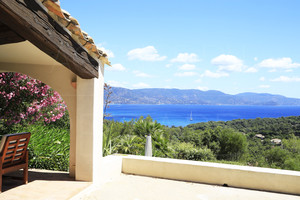 Вид на море с видом на море на мысе Бенат