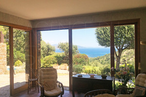 Вилла с видом на море в Гау-Бенат