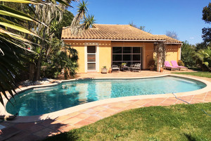 Вилла с видом на море в Джиенсе