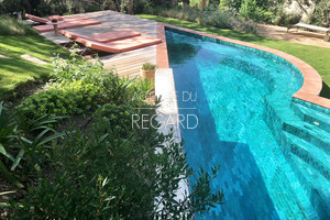 Вилла с видом на море в Джиенсе