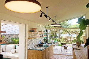 Вилла с видом на море в Джиенсе