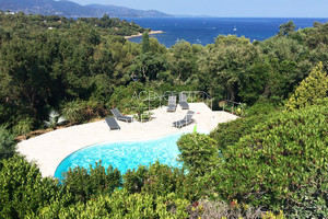 Вид на море с видом на газ Гау-Бенат с бассейном