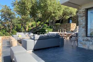 Вид на море с видом на море с бассейном в Гау-Бенат