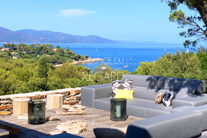 Роскошный отель с видом на море с бассейном в Гау-Бенат