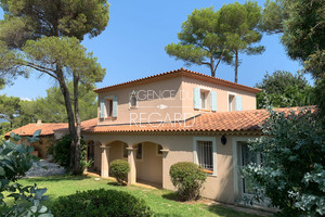 Вилла на продажу в мысе Бенат