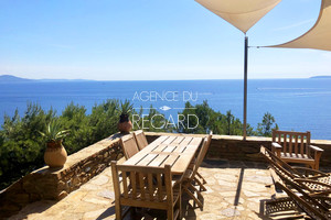 Обувь в воде на мысе Бенат 