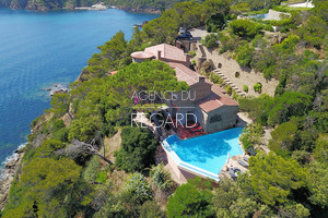 Обувь в воде на мысе Бенат 