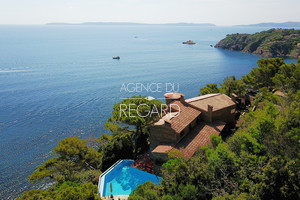 Обувь в воде на мысе Бенат 