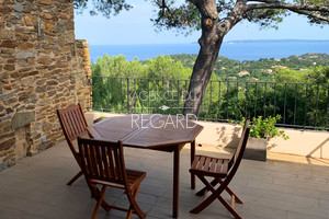 дом с видом на море в Гау-Бенат