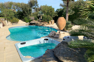 Недвижимость на набережной в Гиене