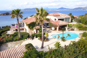 недвижимость на набережной в Гиене