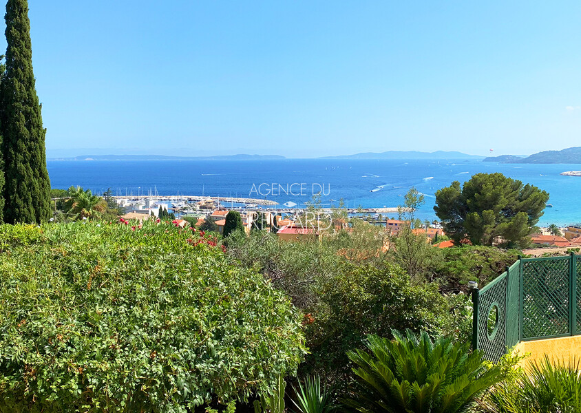 Exceptional sea view, beach and shops on foot ...