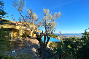 недвижимость с видом на море в Йере