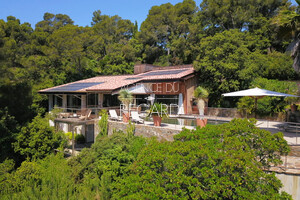 Недвижимость с видом на море в Cap Bnat