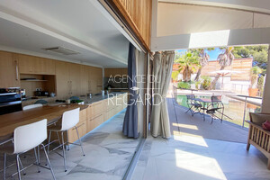 Недвижимость с видом на море в Cap Bnat