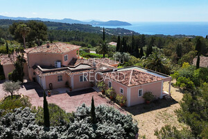 property with sea view in Ceyreste