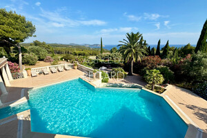 property with sea view in Ceyreste