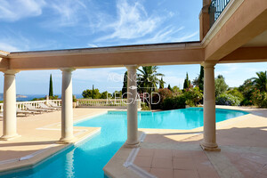 property with sea view in Ceyreste