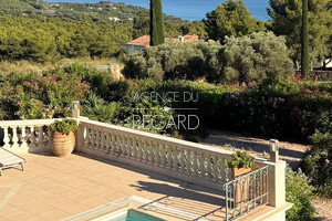 property with sea view in Ceyreste