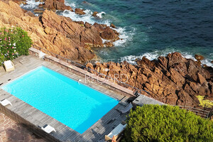 Waterfront property in Saint-Raphael