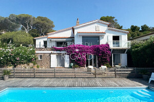 Waterfront property in Saint-Raphael