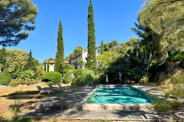 3 ha property just few minutes by walk from the sea...