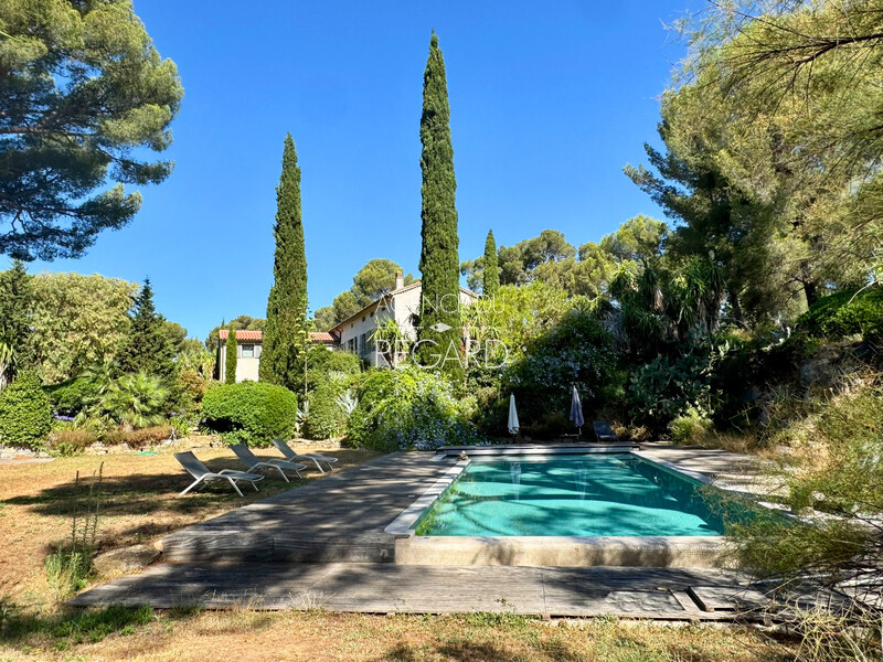 3 ha property just few minutes by walk from the sea...