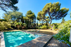 property in La Garde, just few minutes by walk from the sea