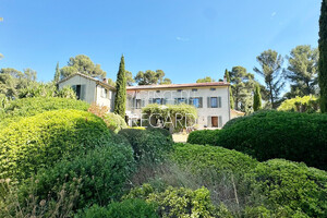 property in La Garde, just few minutes by walk from the sea