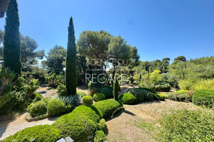 property in La Garde, just few minutes by walk from the sea