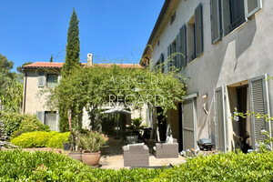 property in La Garde, just few minutes by walk from the sea