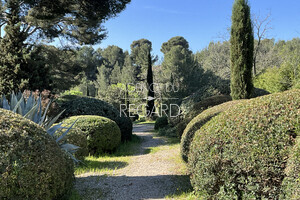 property in La Garde, just few minutes by walk from the sea