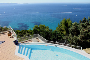 собственности ноги в воде на мысе Бенат