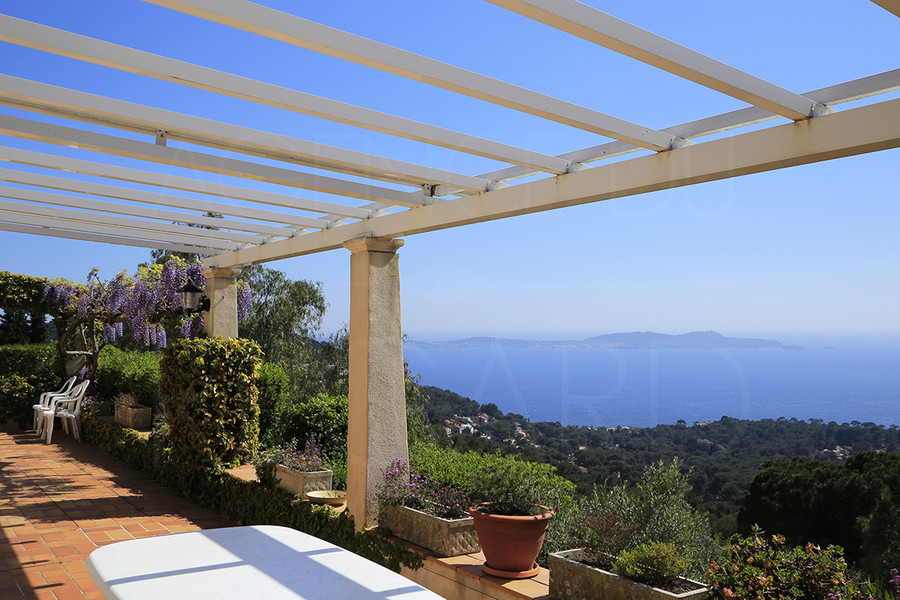 Вид на море виллы в Каркиранне - эта вилла была продана глазным агентством -