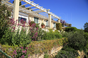 виллы с видом на море в Carqueiranne