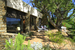 Вилла с видом на море в Гау-Бенат